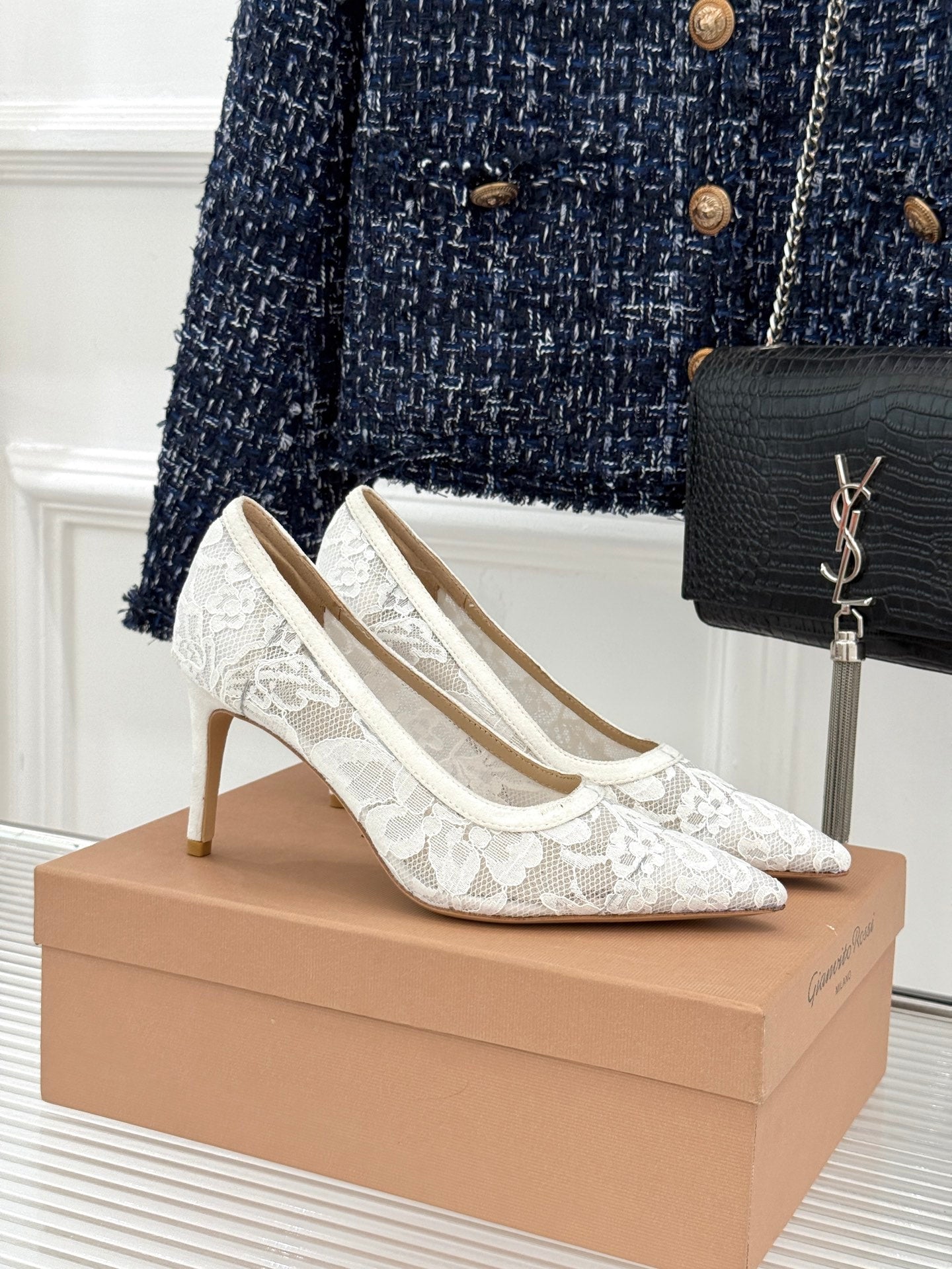 Gianvito Rossi Lace Pointed-Toe Pumps – 26WF