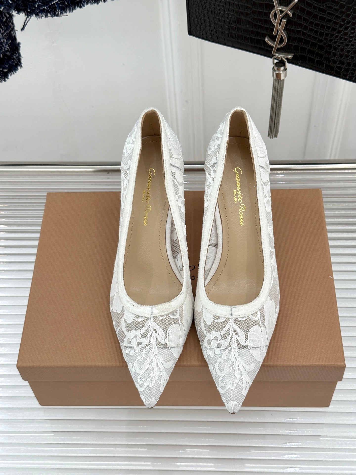 Gianvito Rossi Lace Pointed-Toe Pumps – 26WF