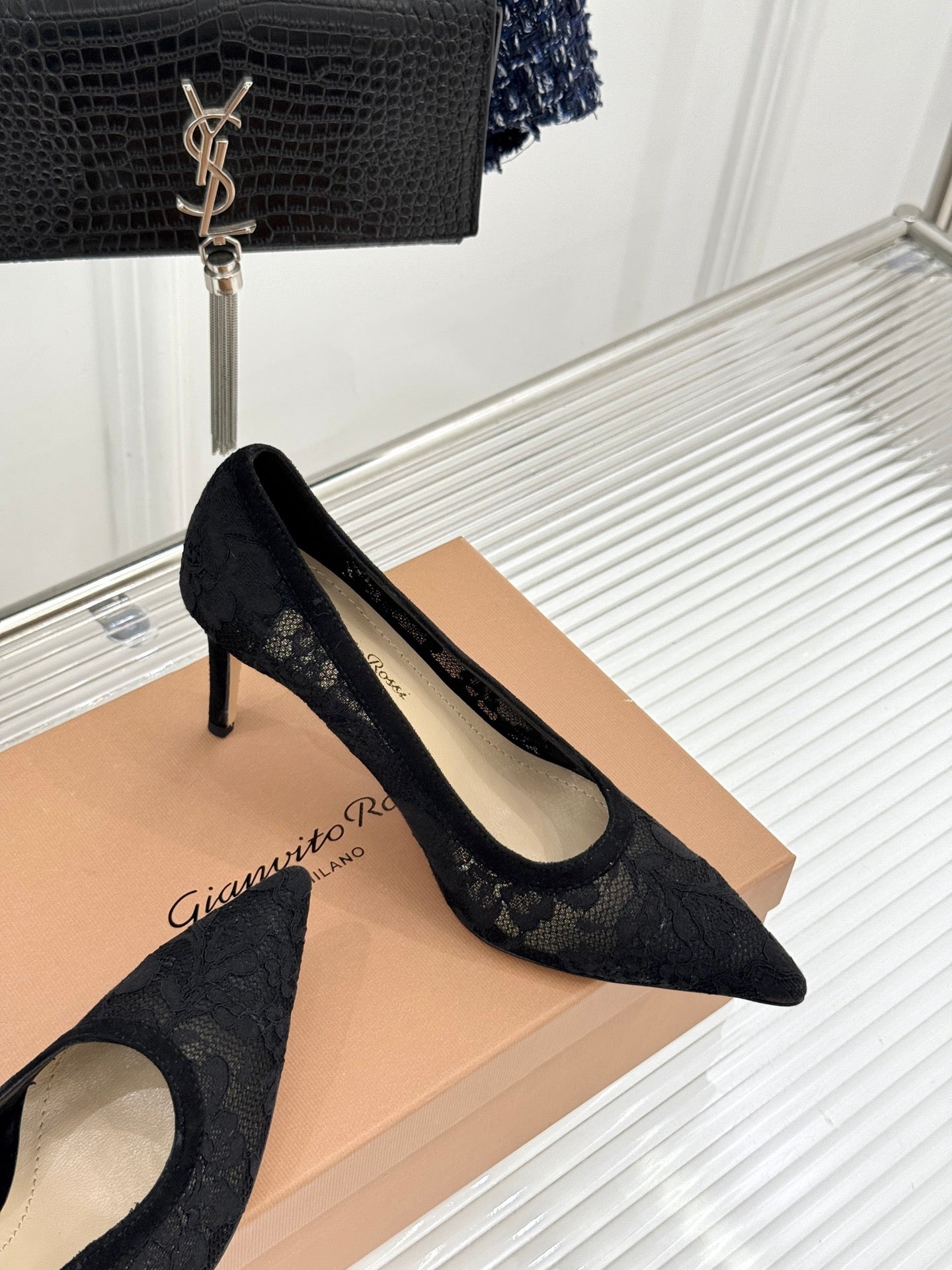 Gianvito Rossi Lace Pointed-Toe Pumps – 26WF