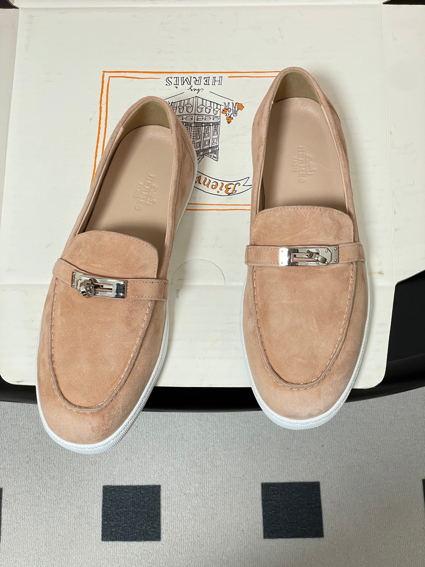 Hermès Mind Suede Kelly Buckle Loafers – 26S Spring/Summer Collection