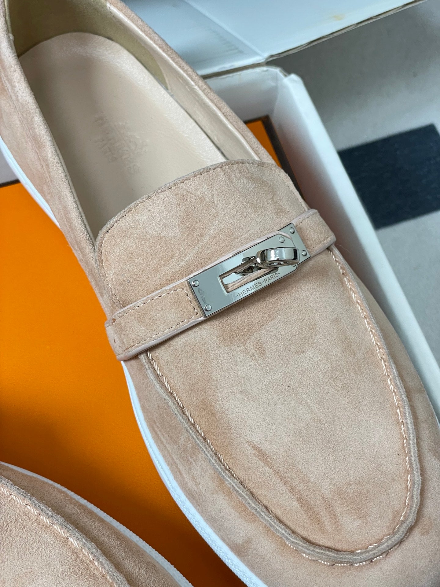 Hermès Mind Suede Kelly Buckle Loafers – 26S Spring/Summer Collection