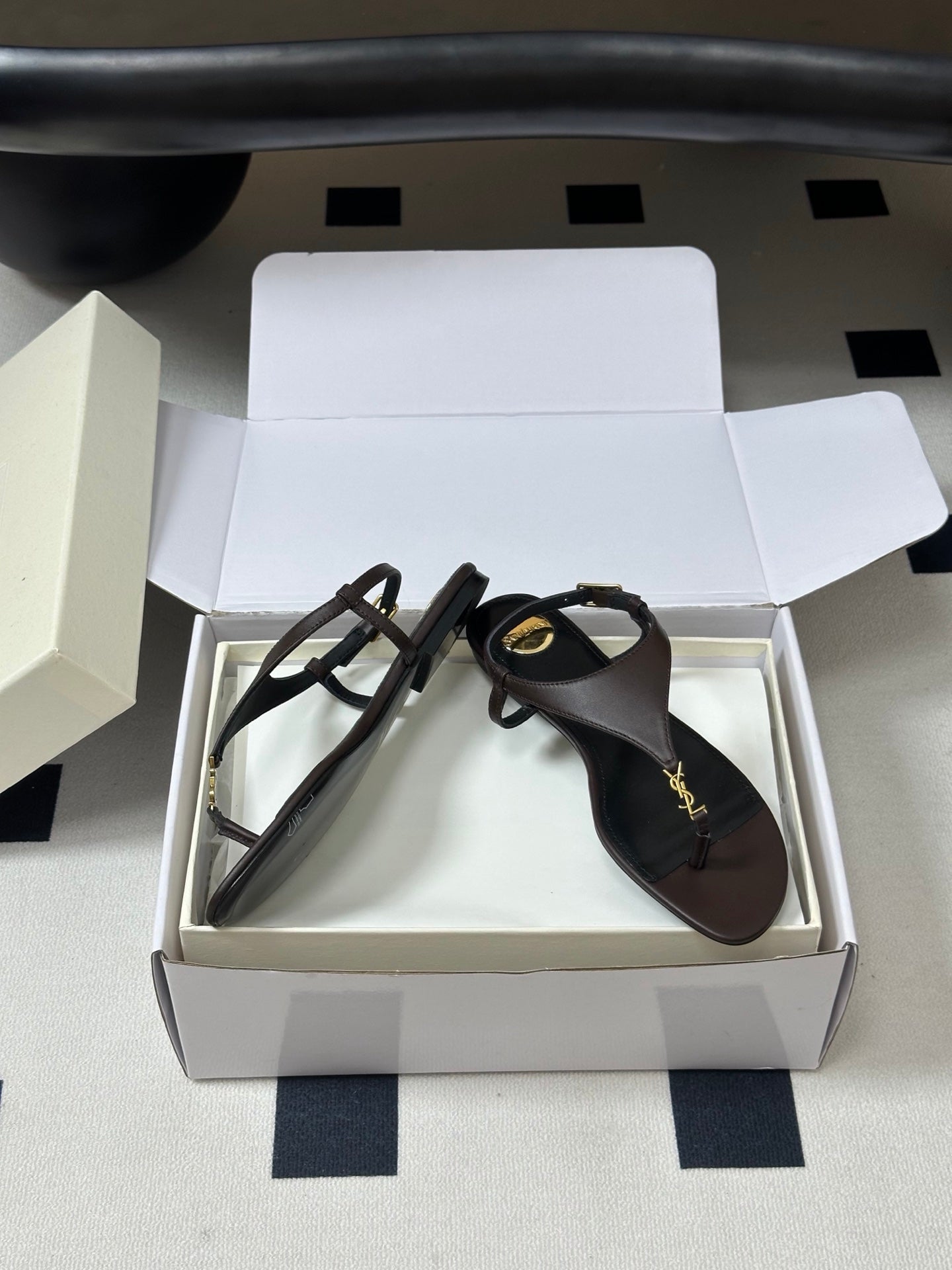 Saint Laurent Classic YSL Logo Flat Sandals – Spring/Summer Collection – 26S