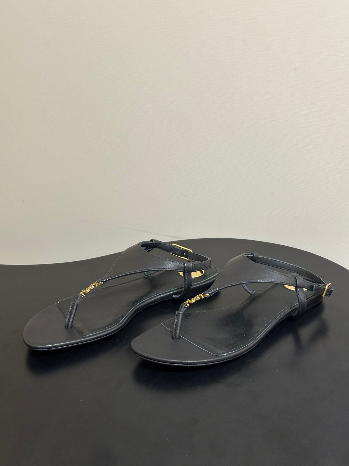 Saint Laurent Classic YSL Logo Flat Sandals – Spring/Summer Collection – 26S