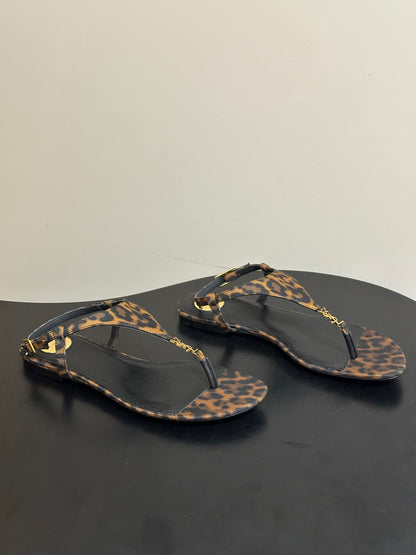 Saint Laurent Classic YSL Logo Flat Sandals – Spring/Summer Collection – 26S